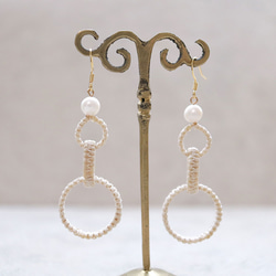 和モダンフープと淡水パールマクラメピアスmacp123軽く揺れるアレルギーフリーのアクセサリー 2枚目の画像