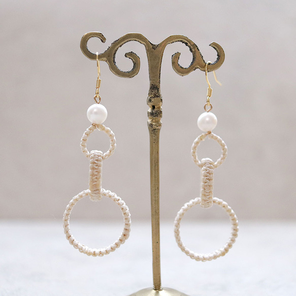 和モダンフープと淡水パールマクラメピアスmacp123軽く揺れるアレルギーフリーのアクセサリー 2枚目の画像