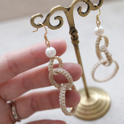 和モダンフープと淡水パールマクラメピアスmacp123軽く揺れるアレルギーフリーのアクセサリー 5枚目の画像