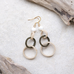 和モダンフープと淡水パールマクラメピアスmacp124軽く揺れるアレルギーフリーのアクセサリー 1枚目の画像