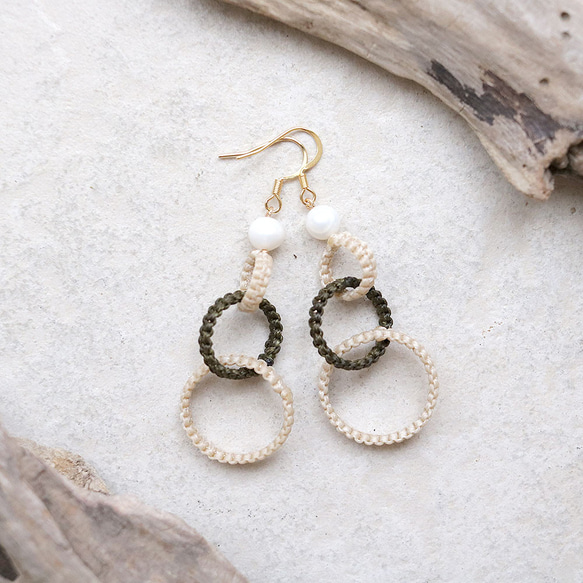 和モダンフープと淡水パールマクラメピアスmacp124軽く揺れるアレルギーフリーのアクセサリー 1枚目の画像