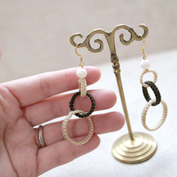 和モダンフープと淡水パールマクラメピアスmacp124軽く揺れるアレルギーフリーのアクセサリー 4枚目の画像