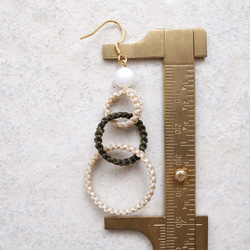 和モダンフープと淡水パールマクラメピアスmacp124軽く揺れるアレルギーフリーのアクセサリー 5枚目の画像