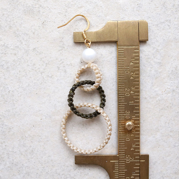 和モダンフープと淡水パールマクラメピアスmacp124軽く揺れるアレルギーフリーのアクセサリー 5枚目の画像