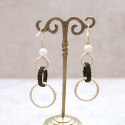 和モダンフープと淡水パールマクラメピアスmacp124軽く揺れるアレルギーフリーのアクセサリー 3枚目の画像