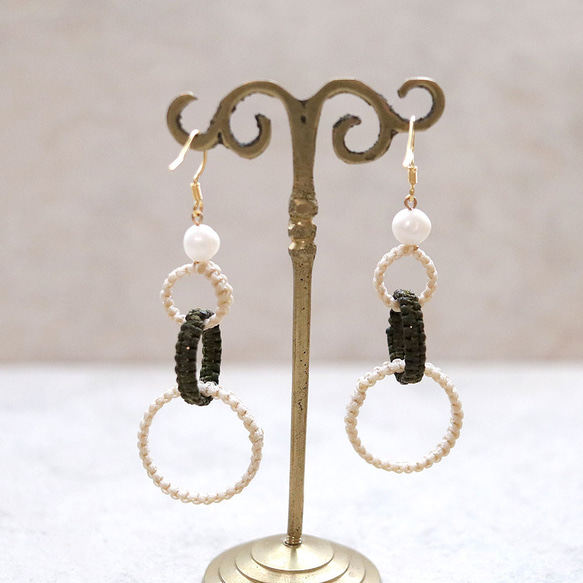 和モダンフープと淡水パールマクラメピアスmacp124軽く揺れるアレルギーフリーのアクセサリー 3枚目の画像