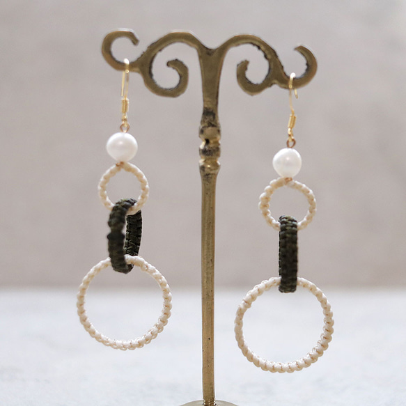 和モダンフープと淡水パールマクラメピアスmacp124軽く揺れるアレルギーフリーのアクセサリー 2枚目の画像