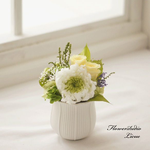 仏花】輪菊とバラの仏花（グリーン×黄）コンパクトサイズ 花器に固定