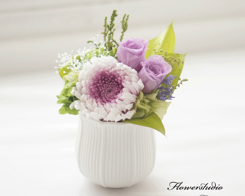 仏花】輪菊とバラの仏花（紫×紫）コンパクトサイズ 花器に固定した