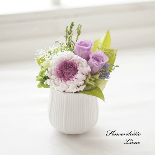 仏花】輪菊とバラの仏花（紫×紫）コンパクトサイズ 花器に固定した