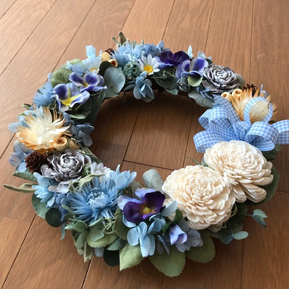 《新作＊フラワーギフト＊予約承ります》️プリザーブドアジサイとビオラの爽やかブルーリース27cm(受注制作）