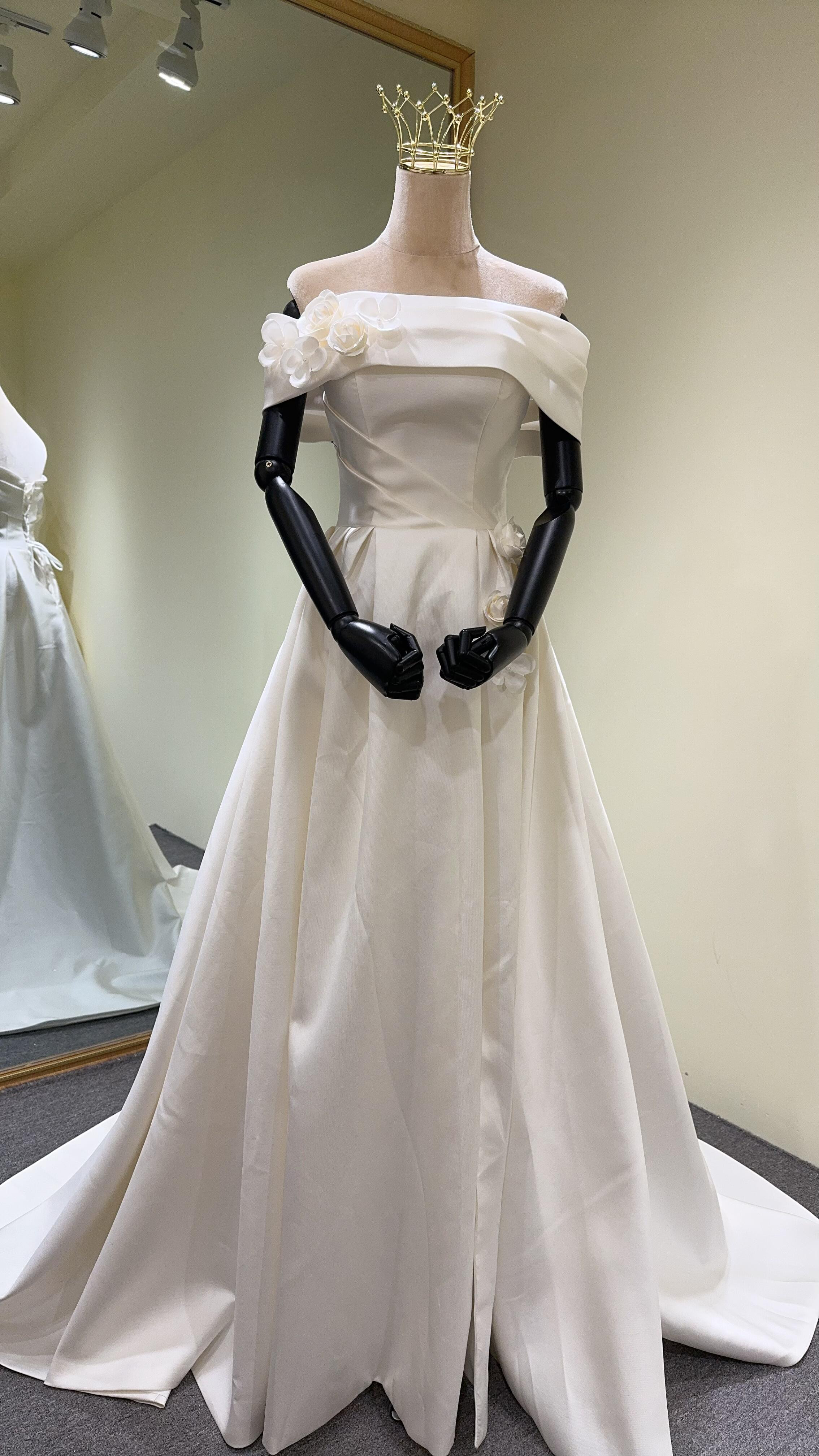 顧客満足度99％以上　スレンダーライン　胸フリル　高級サテン　二の腕カバー花嫁編みあげ　サイズオーダー可能　二次会前撮り