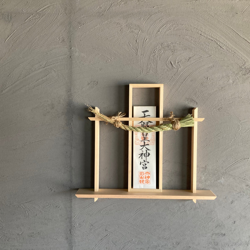 モダン神棚（壁掛け）】神々しい木曽檜の鳥居しめ縄つき神棚｜神棚