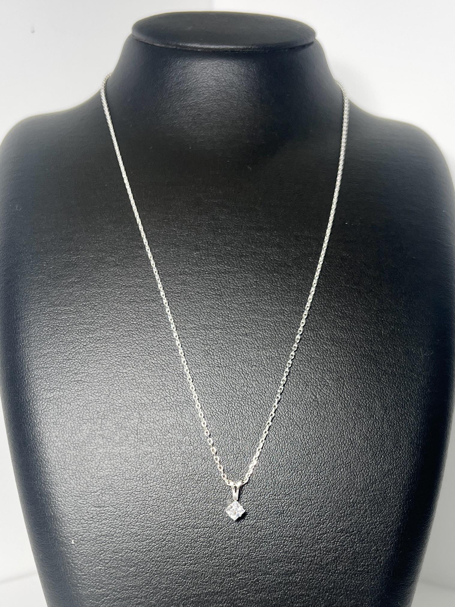 キュービックジルコニアスクエアネックレス