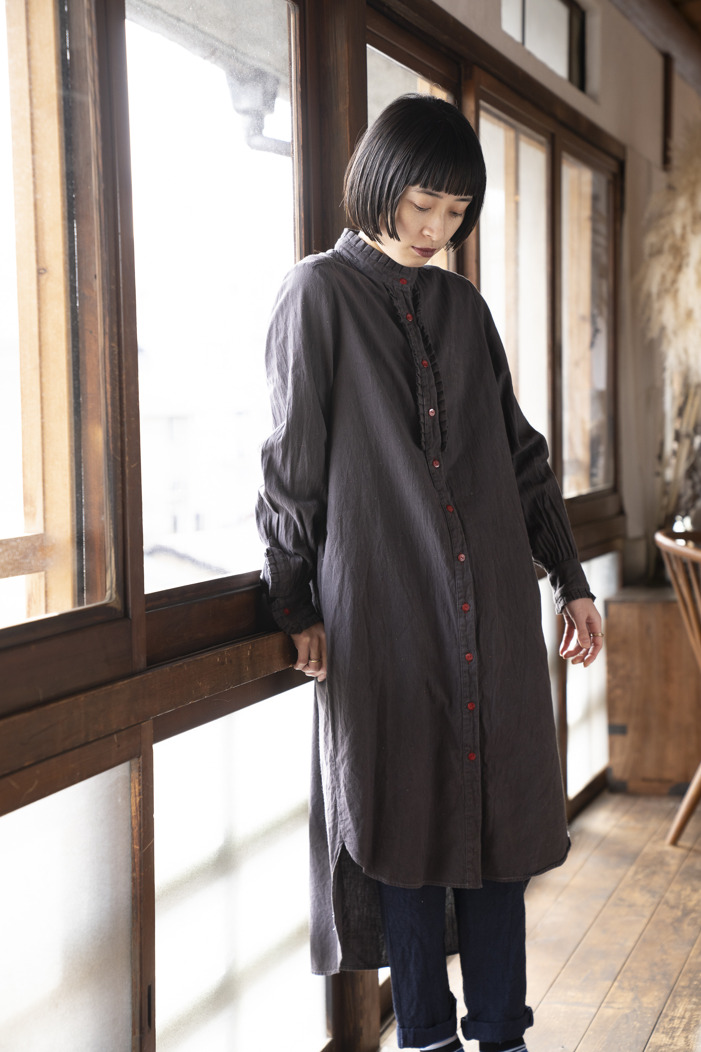 （Hjärta) 駿河の茶染めが奏でる、和の墨色フリルワンピース 遠州織物