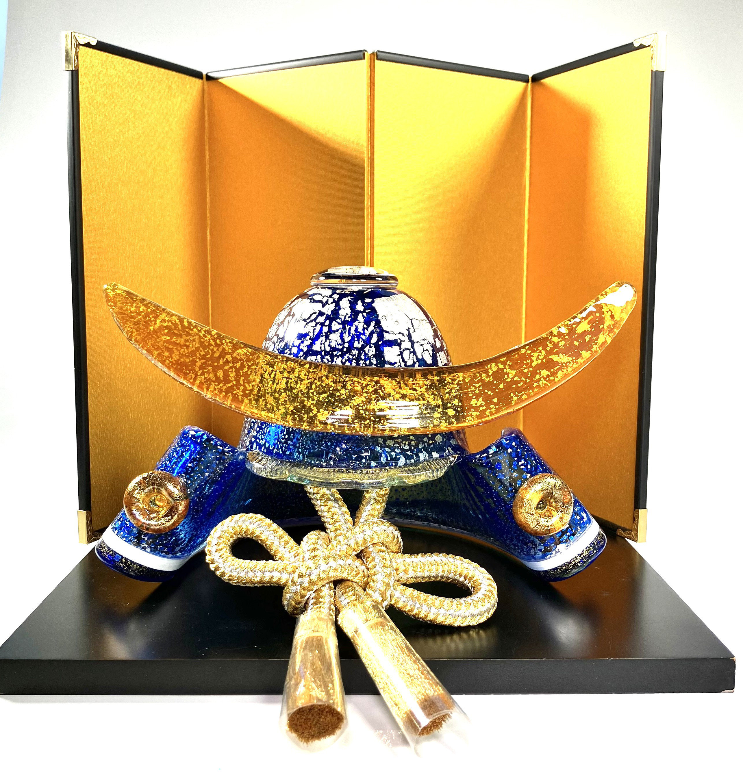 『ガラス兜』伊達政宗（オリエンタルブルー）金屏風　塗台　飾紐付き