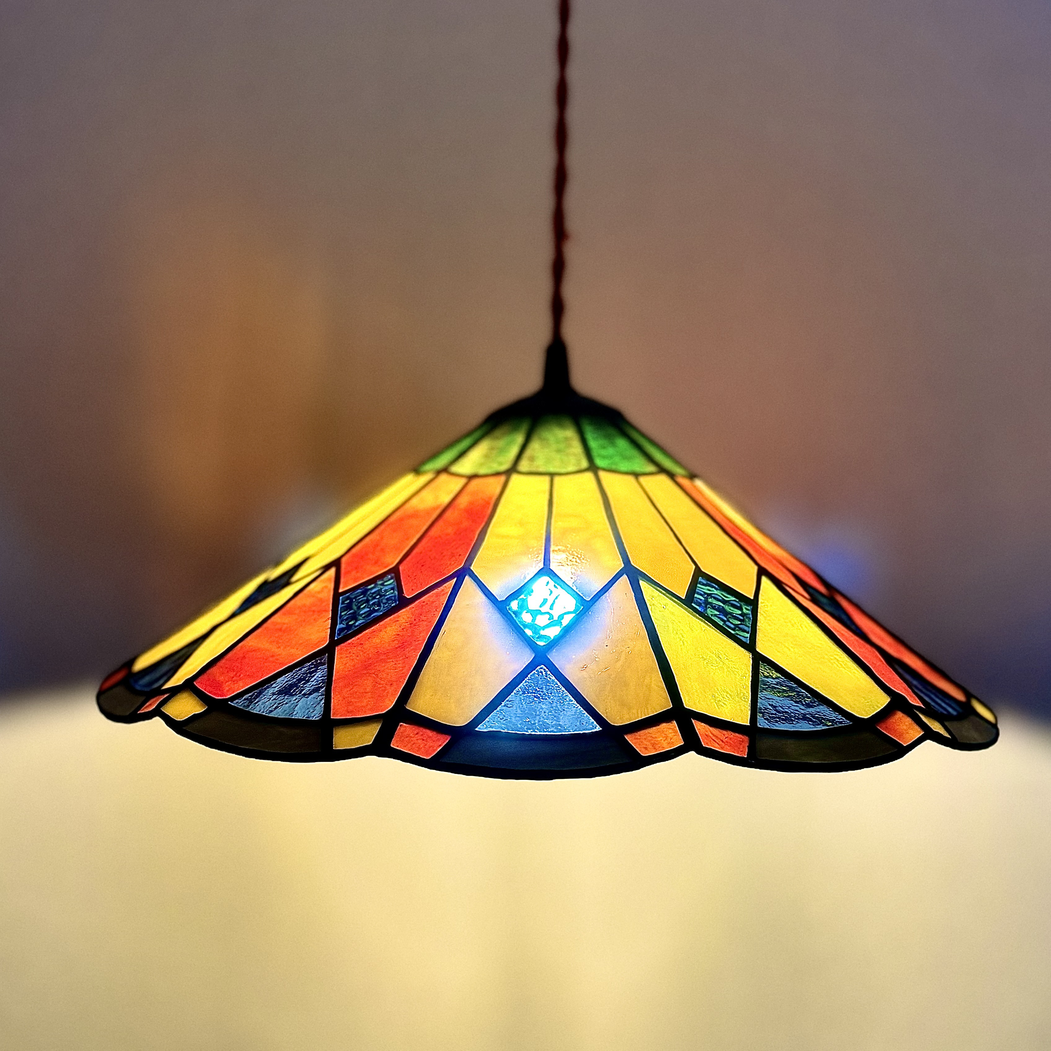 光の色を楽しむ、ステンドグラス ランプシェード ペンダントライト