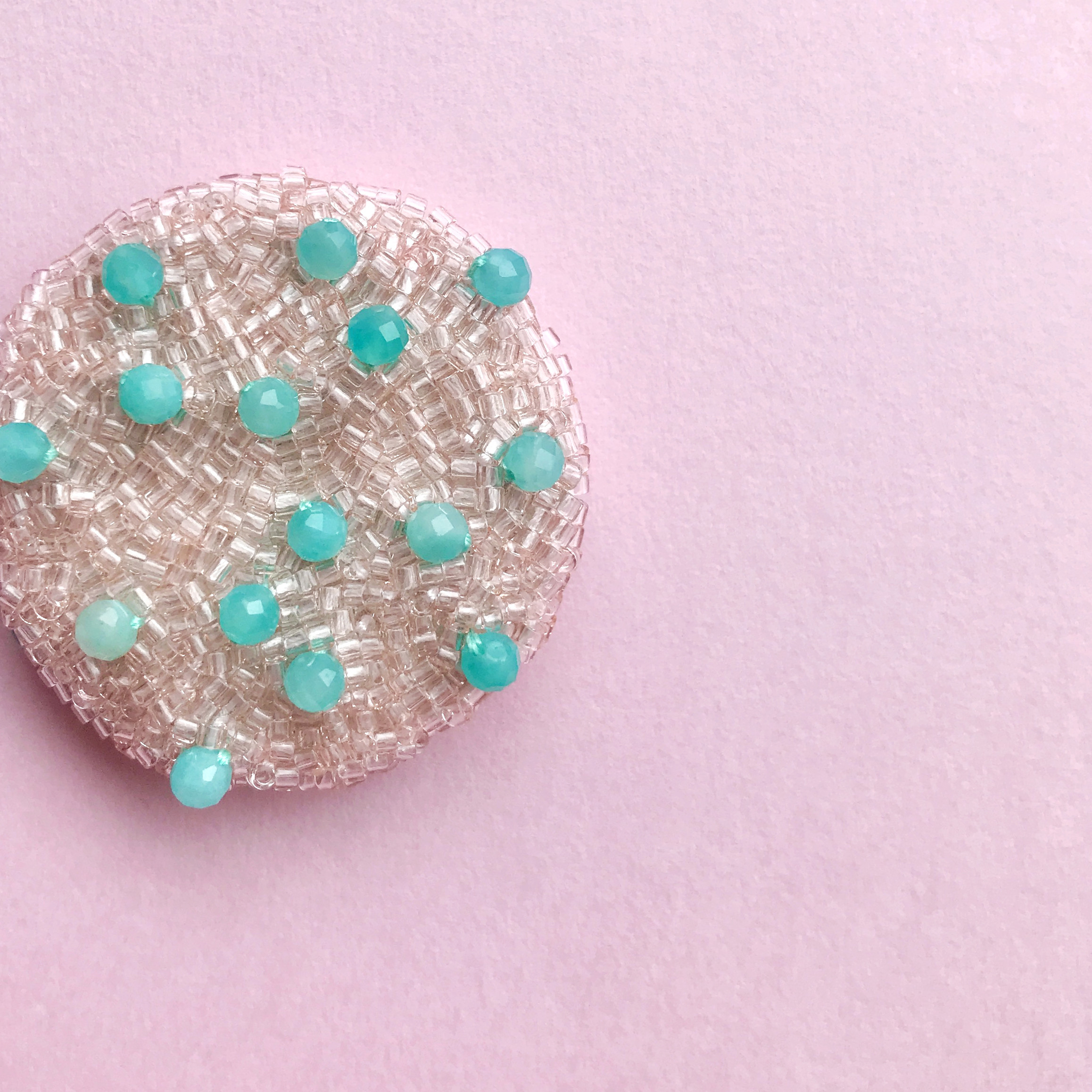 【一点物】アマゾナイトシリカ＋ガラスビーズ　ブローチ