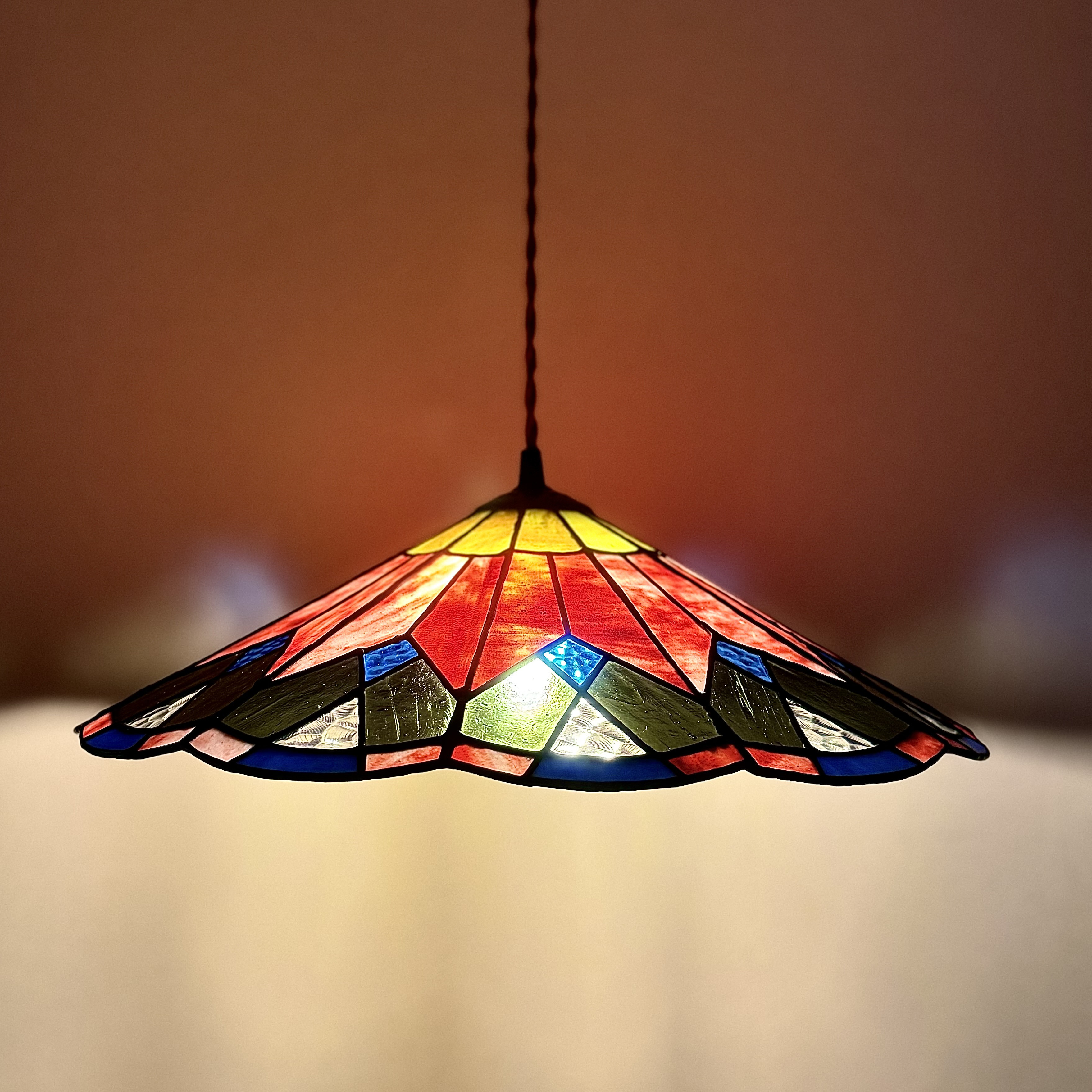 光の色を楽しむ、ステンドグラス ランプシェード ペンダントライト