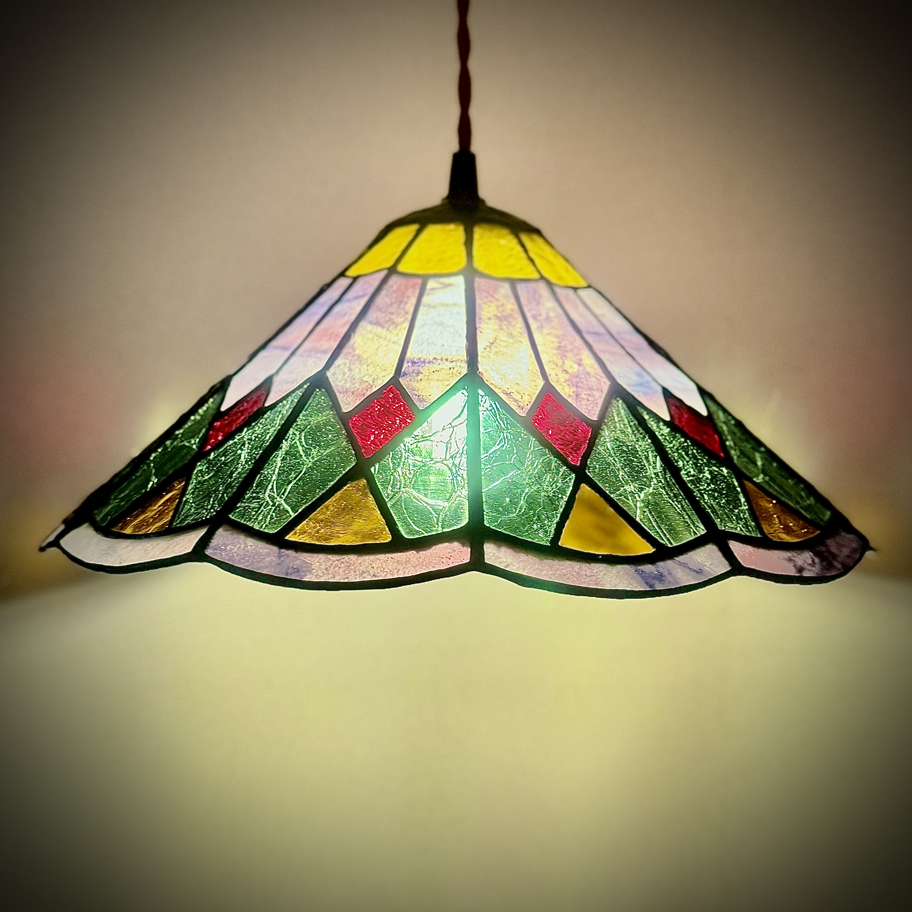 光の色を楽しむ、ステンドグラス ランプシェード ペンダントライト