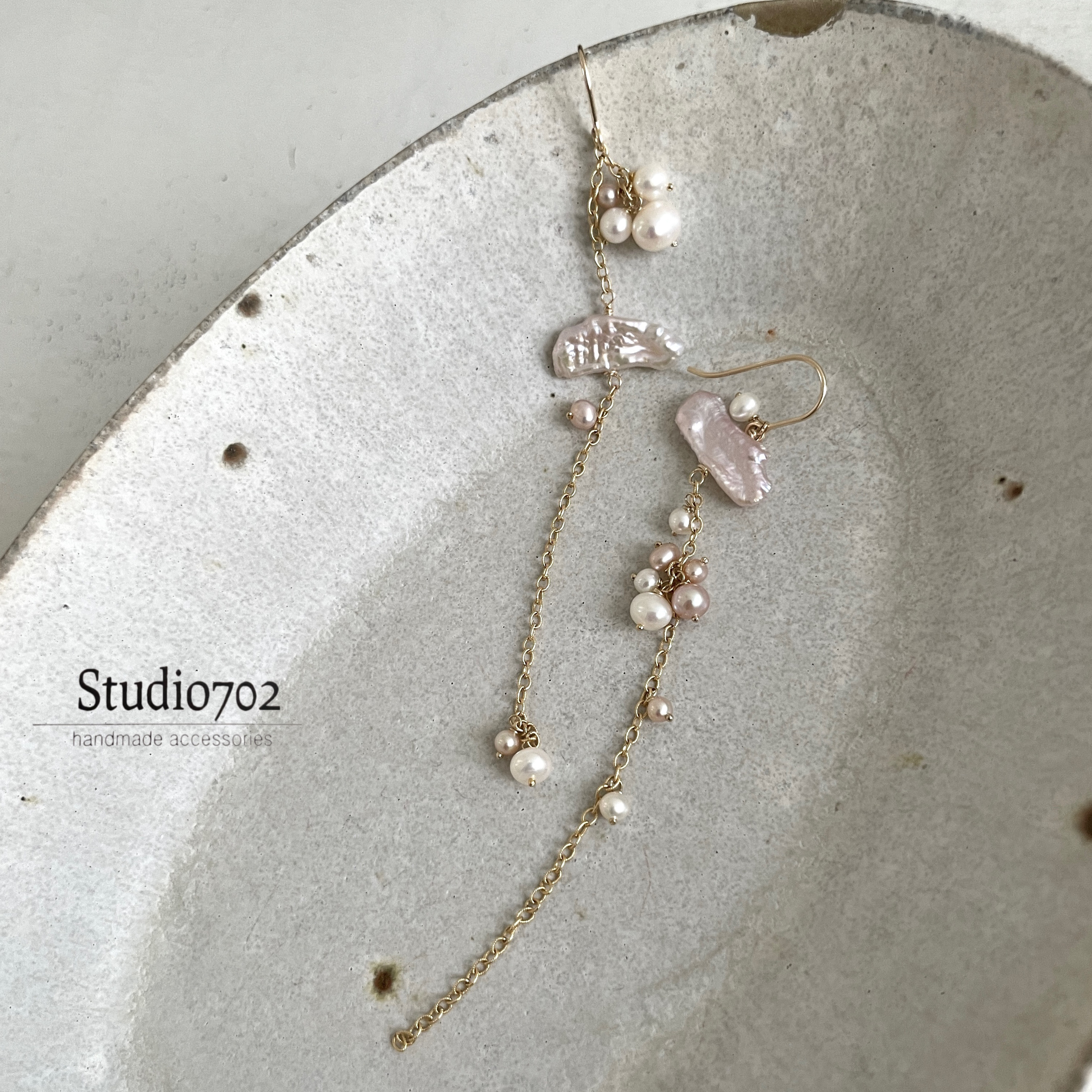 14kgfビワパールと小さなパールのアシンメトリーピアス