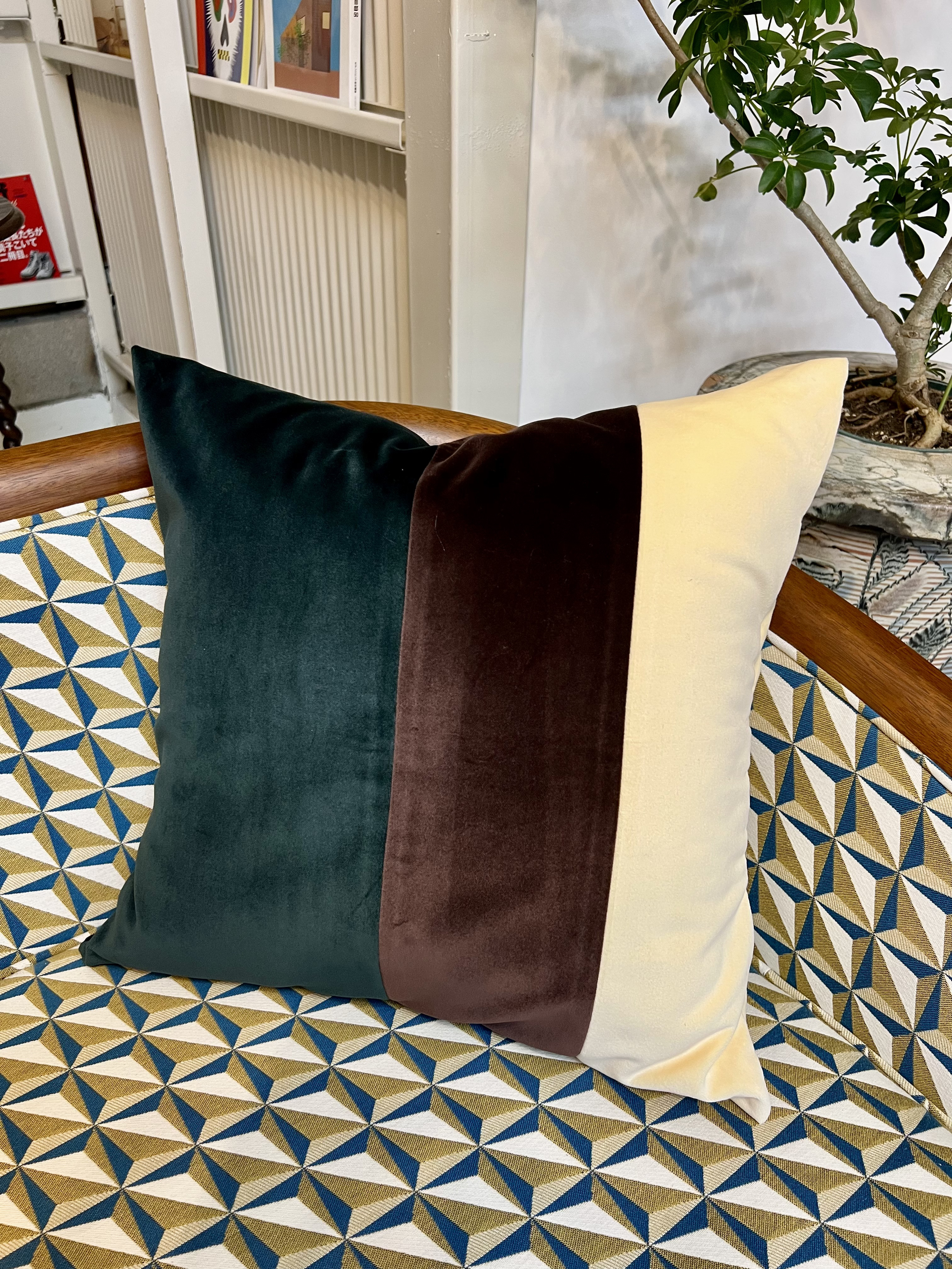 国産ベルベッドのカラーブロッククッション　グリーン✖︎ブラウン✖︎アイボリー