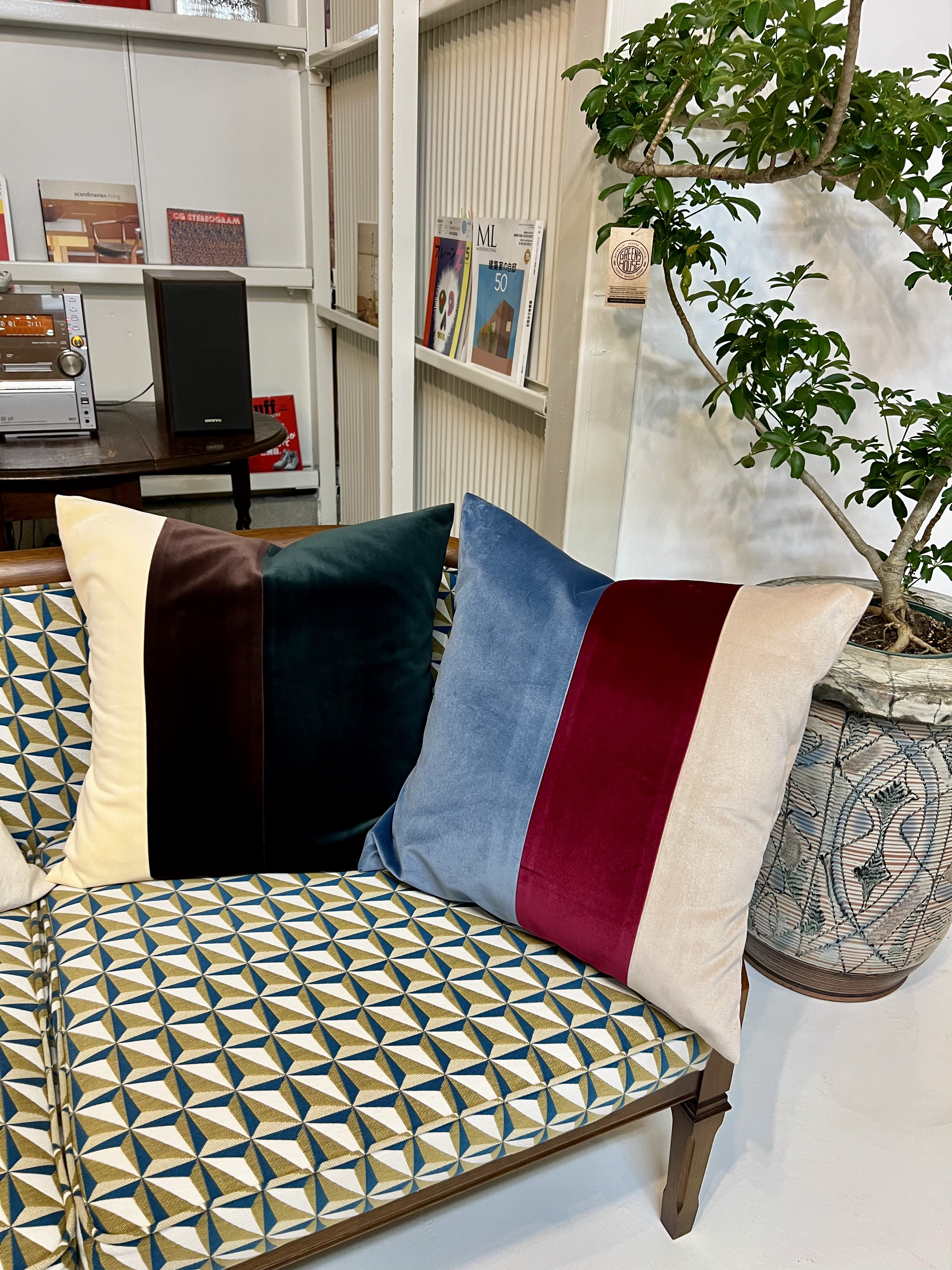 国産ベルベッドのカラーブロッククッション　ペールブルー✖︎ワインレッド✖︎ベージュ