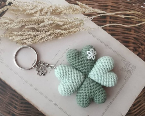 BTS Jimin ジミン 幸せの四葉のクローバーキーホルダー 四つ葉のクローバー 四つ葉 クローバー キーホルダー 幸運 アイテム