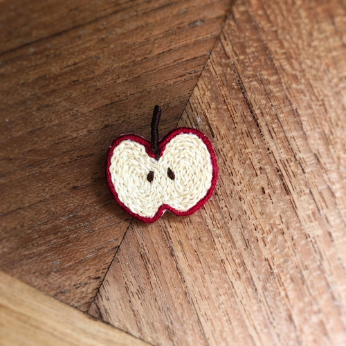 りんごブローチ リンゴ 断面 刺繍 ブローチ 8bears 通販