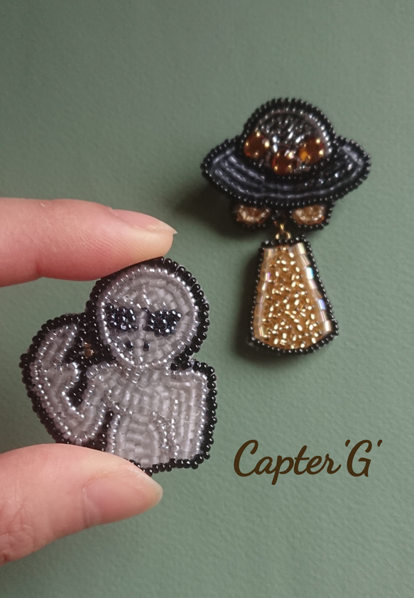 宇宙シリーズ】宇宙人ビーズ刺繍ブローチ ブローチ Capter 'G