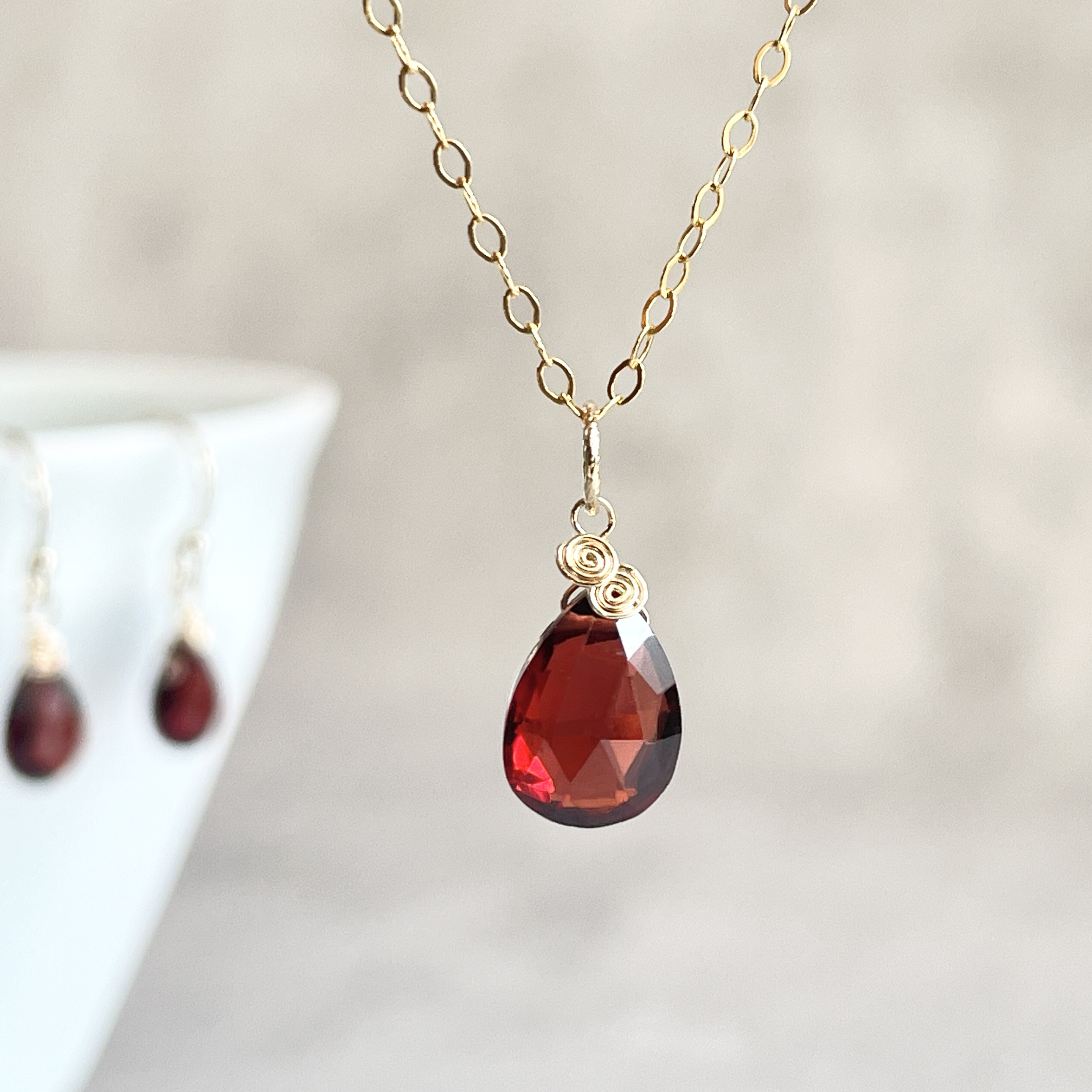 1月誕生石　モザンビーク産シックなガーネットネックレス　14KGF 金アレ対応　深紅　雫　シンプル　ギフト　プレゼント赤