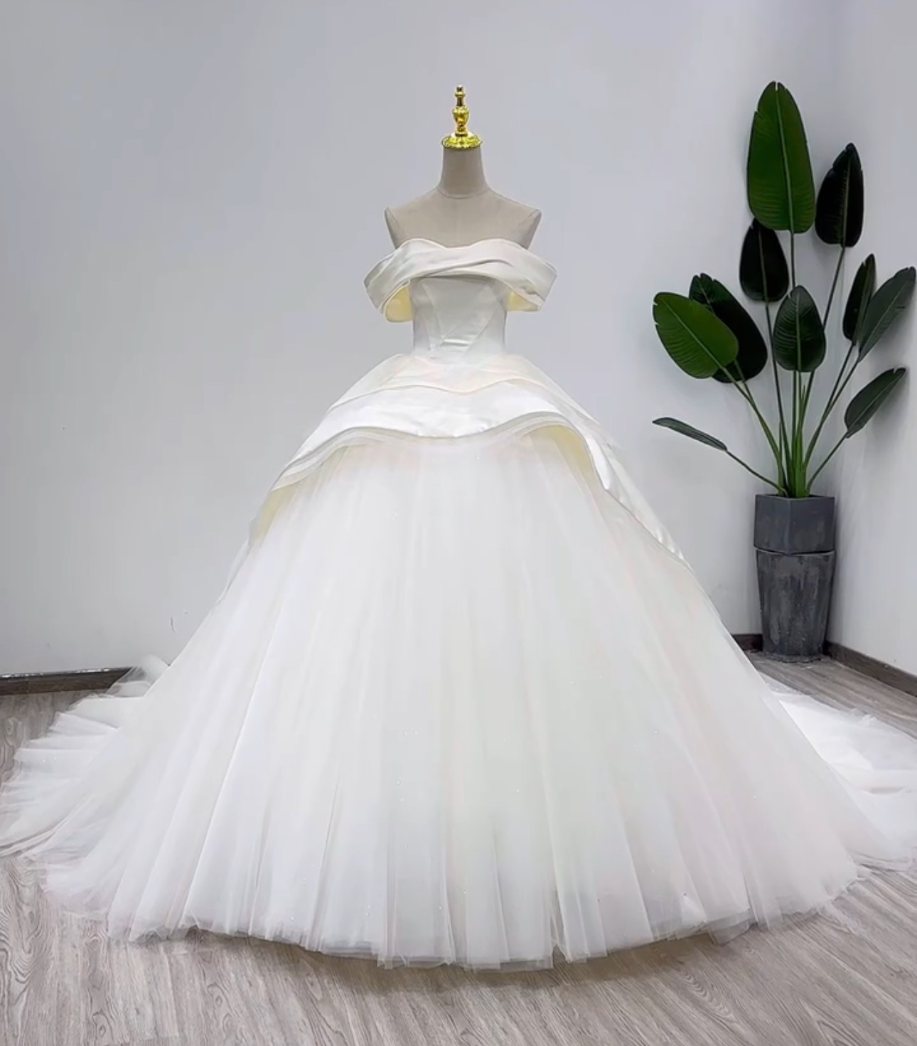 美品アシメドレス二の腕カバー　ビスチェライン　サテン　チュール　白　トレーン　プリンセス　ギャザースカート　ウェディング