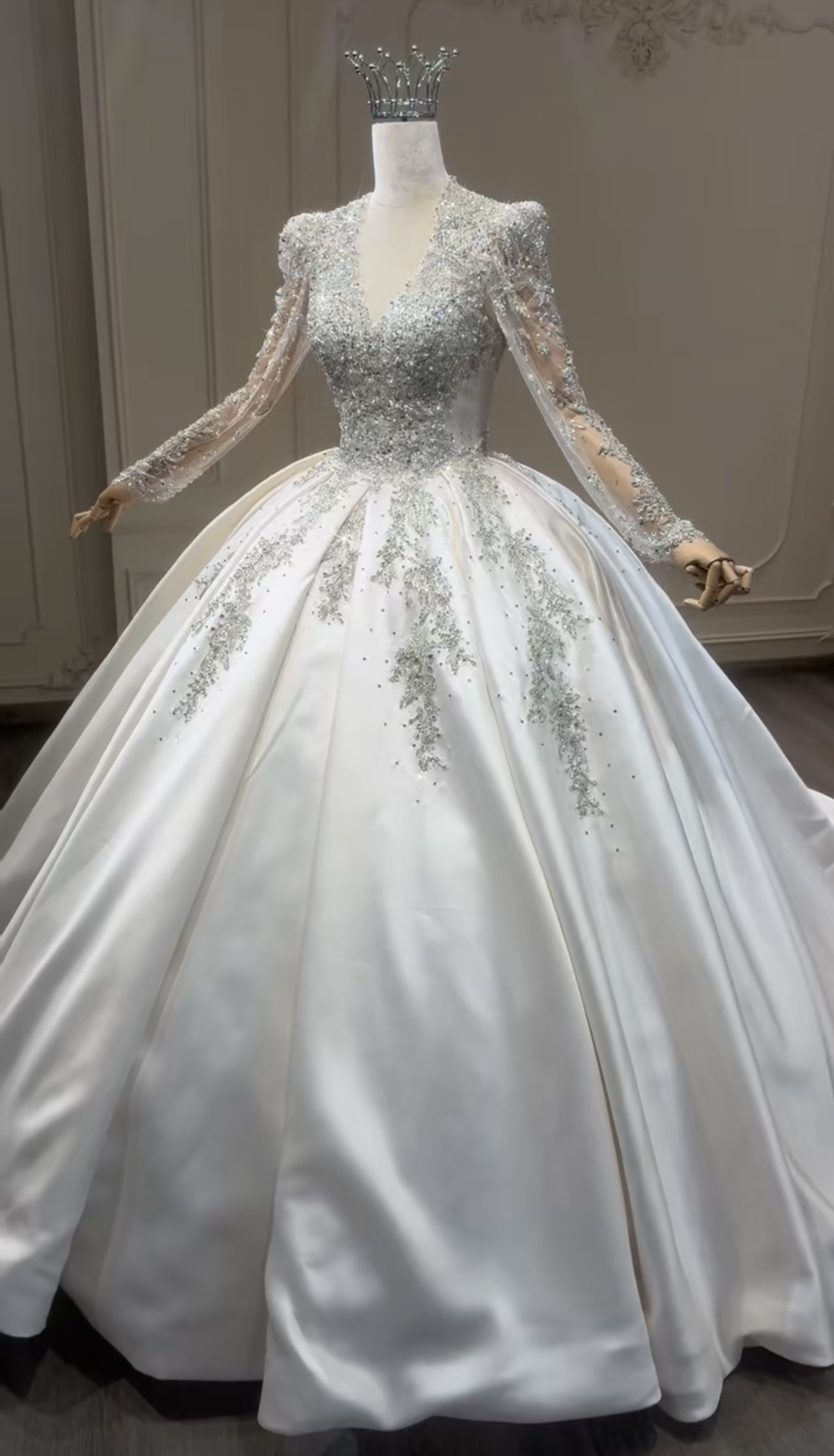 ベストセラー獲得！シンプル　高級サテン　Ｖネック　たっぷりストーン　韓国スタイル　プリンセス　結婚式花嫁披露宴お呼ばれ