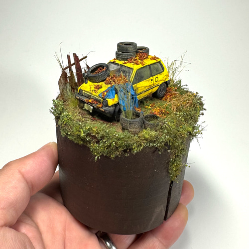 廃車のある風景のジオラマ作品 “stilllife 20031” / ホンダ
