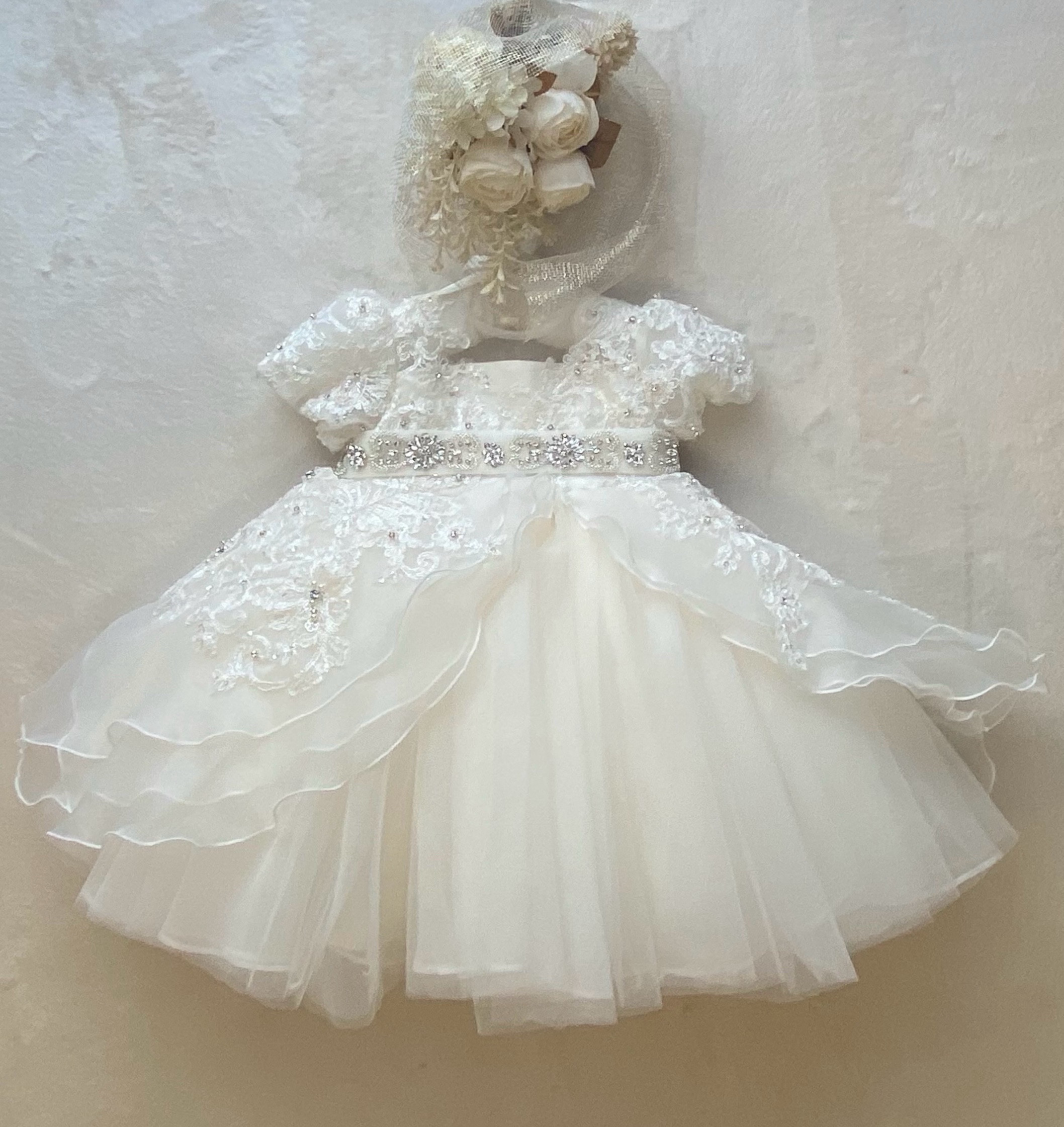 ウエディングドレスをベビードレスへリメイク致します。