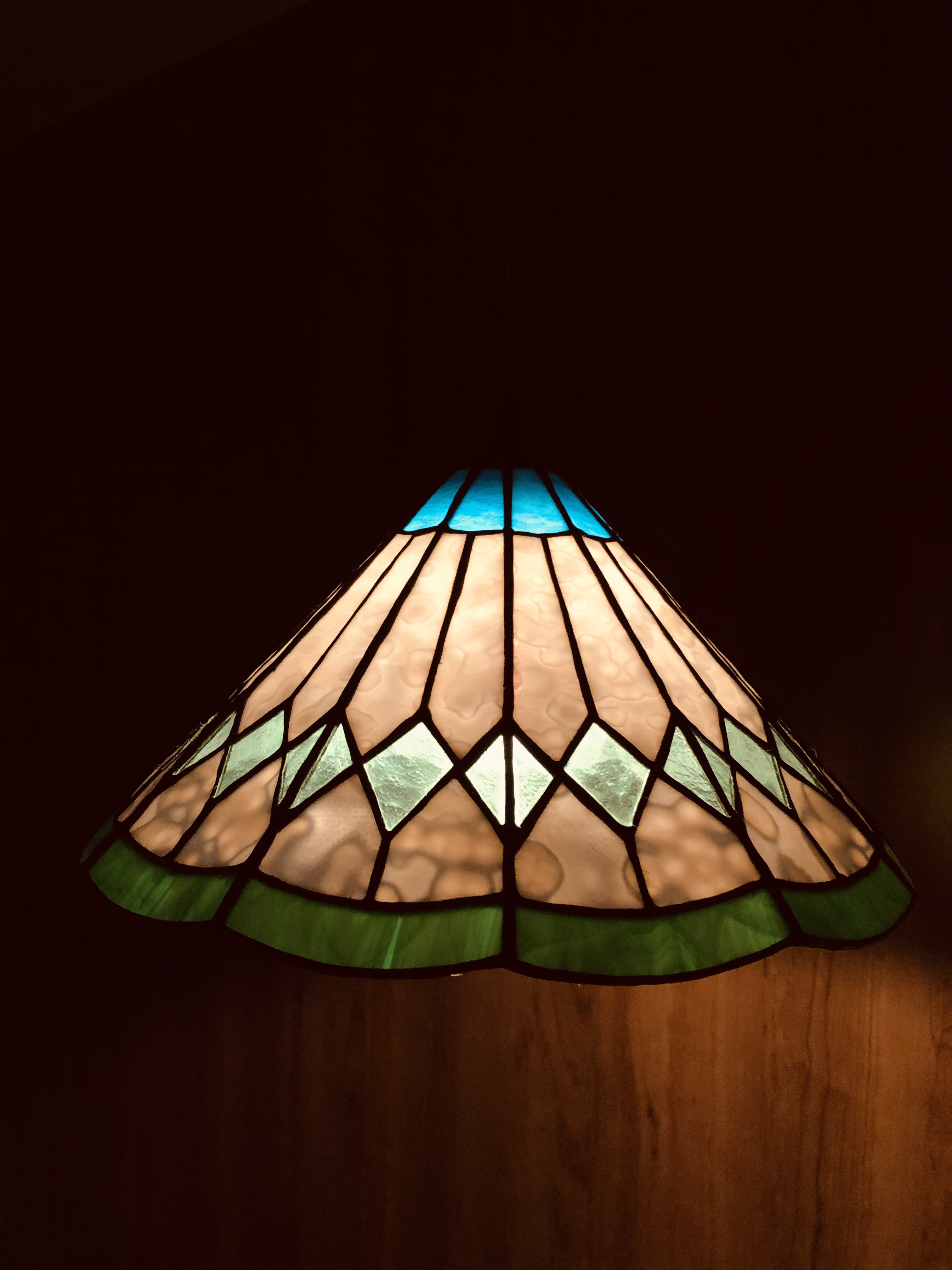 光の色を楽しむ、ステンドグラス ランプシェード ペンダントライト