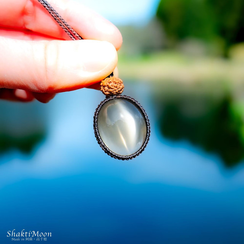 レア・希少！上品な光沢と透明感、神々しいほど美しいキャッツアイ効果