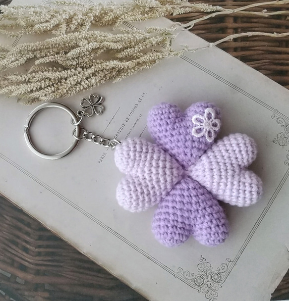 花柄ハートモチーフ キーホルダー パープルビーズ付き　091601 花柄ハートモチーフ キーホルダー パープルビーズ付き 091601