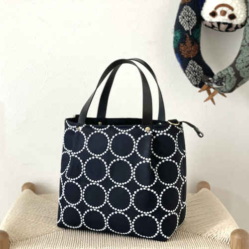 ⚮̈ミナペルホネン tambourine navy × light blue かくれんぼトート