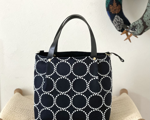 ⚮̈ミナペルホネン tambourine navy × light blue かくれんぼトート