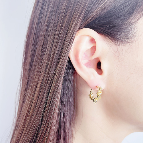 左右非対称 フラワーモチーフ フープピアス【ete575】 ピアス（フープ