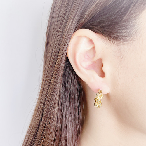 左右非対称 フラワーモチーフ フープピアス【ete575】 ピアス（フープ