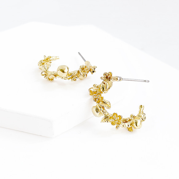 左右非対称 フラワーモチーフ フープピアス【ete575】 ピアス（フープ