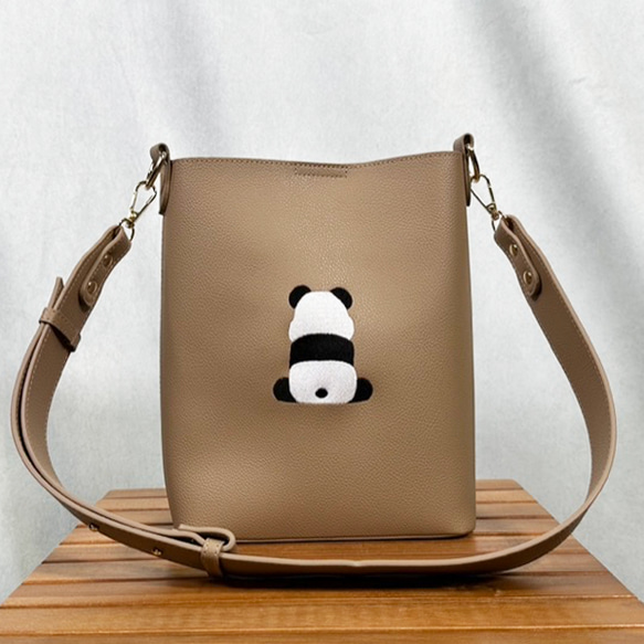 ワケありな逸品】背中パンダの刺繍 フェイクレザーショルダーバッグ