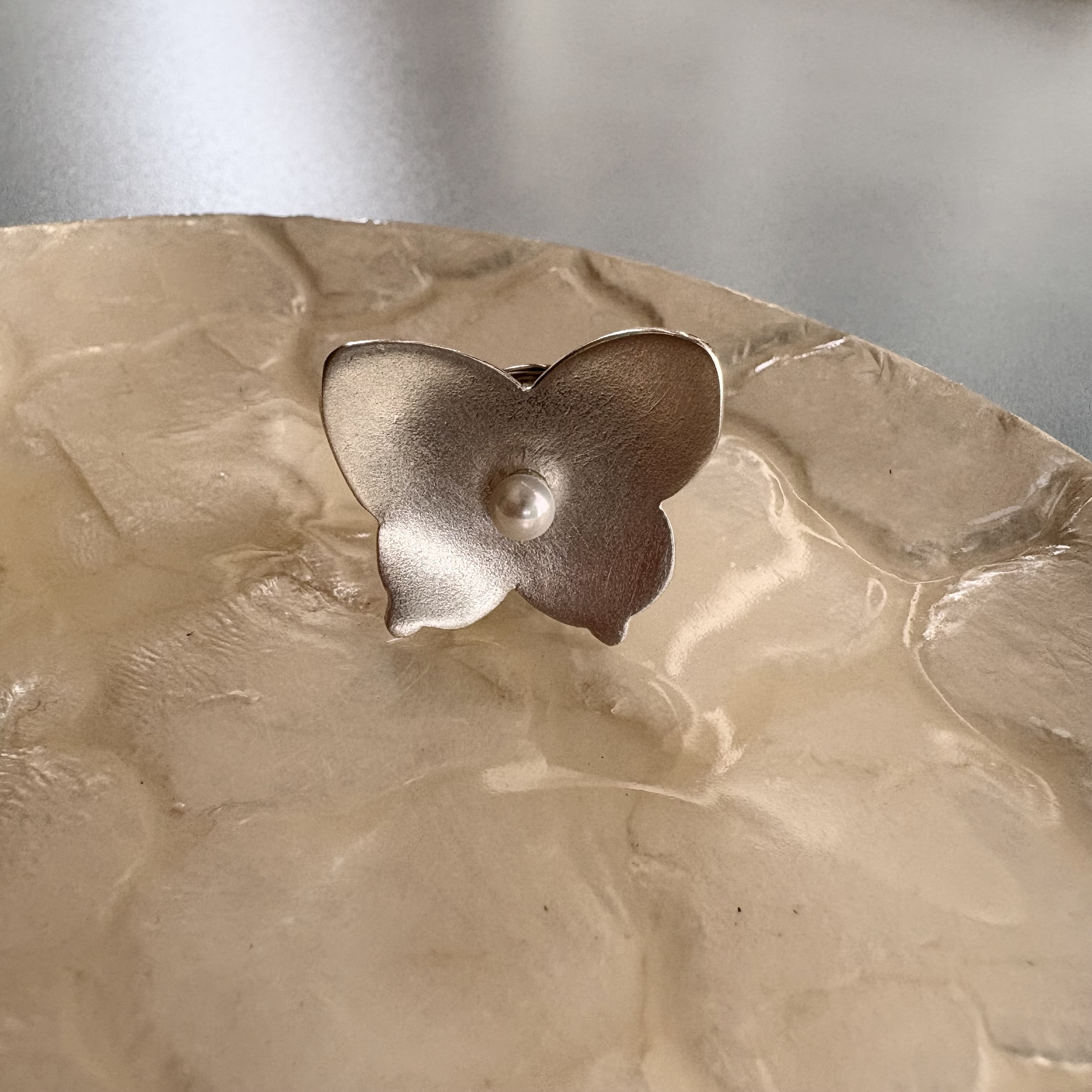 《純銀 蝶と淡水パールのエレガントピンブローチ》マット仕上げ　ハンドメイド　ギフト