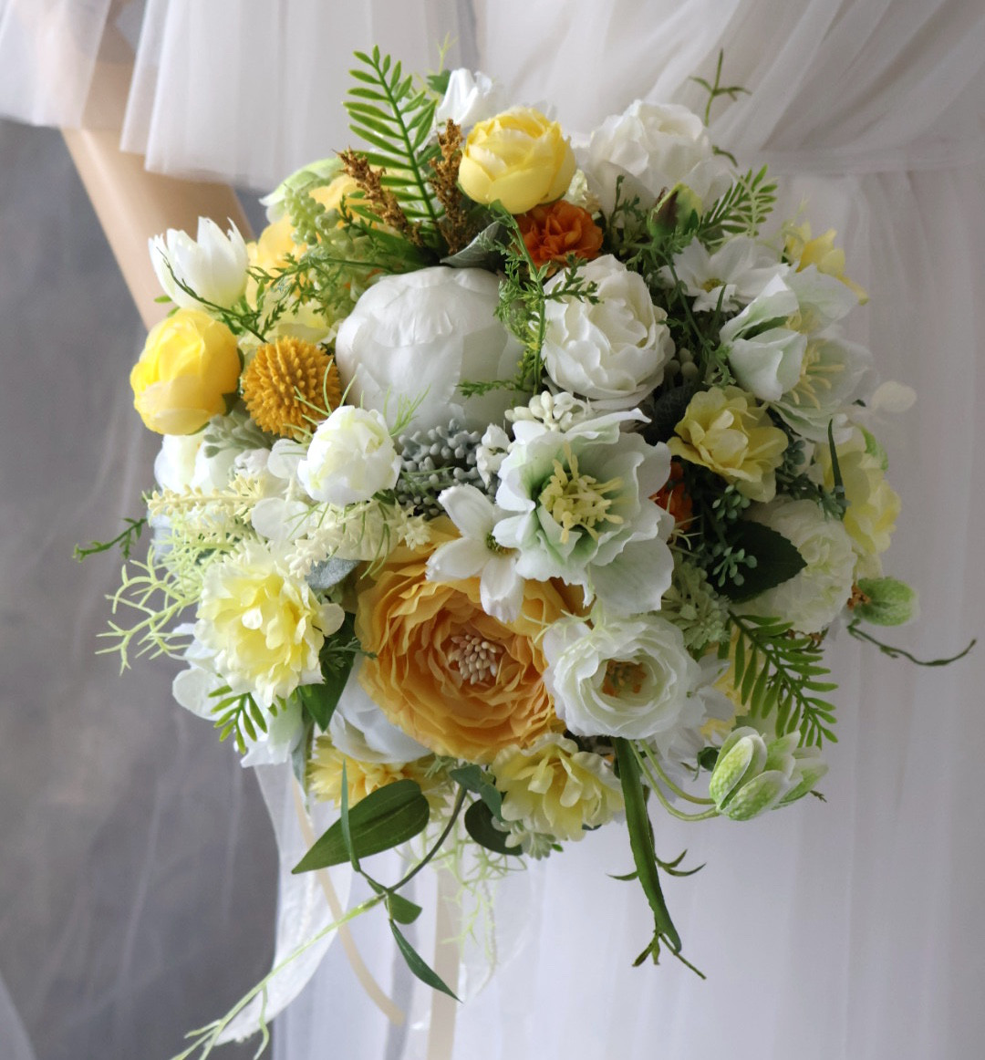 お花がたっぷり詰まったナチュラルクラッチブーケ イエロー&ホワイト系 造花ウェディングブーケ
