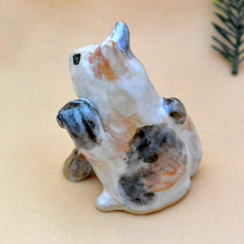 招き猫 左手上げ まねきねこ 薄い三毛 ネコねこ 手作り陶芸 陶器の置物