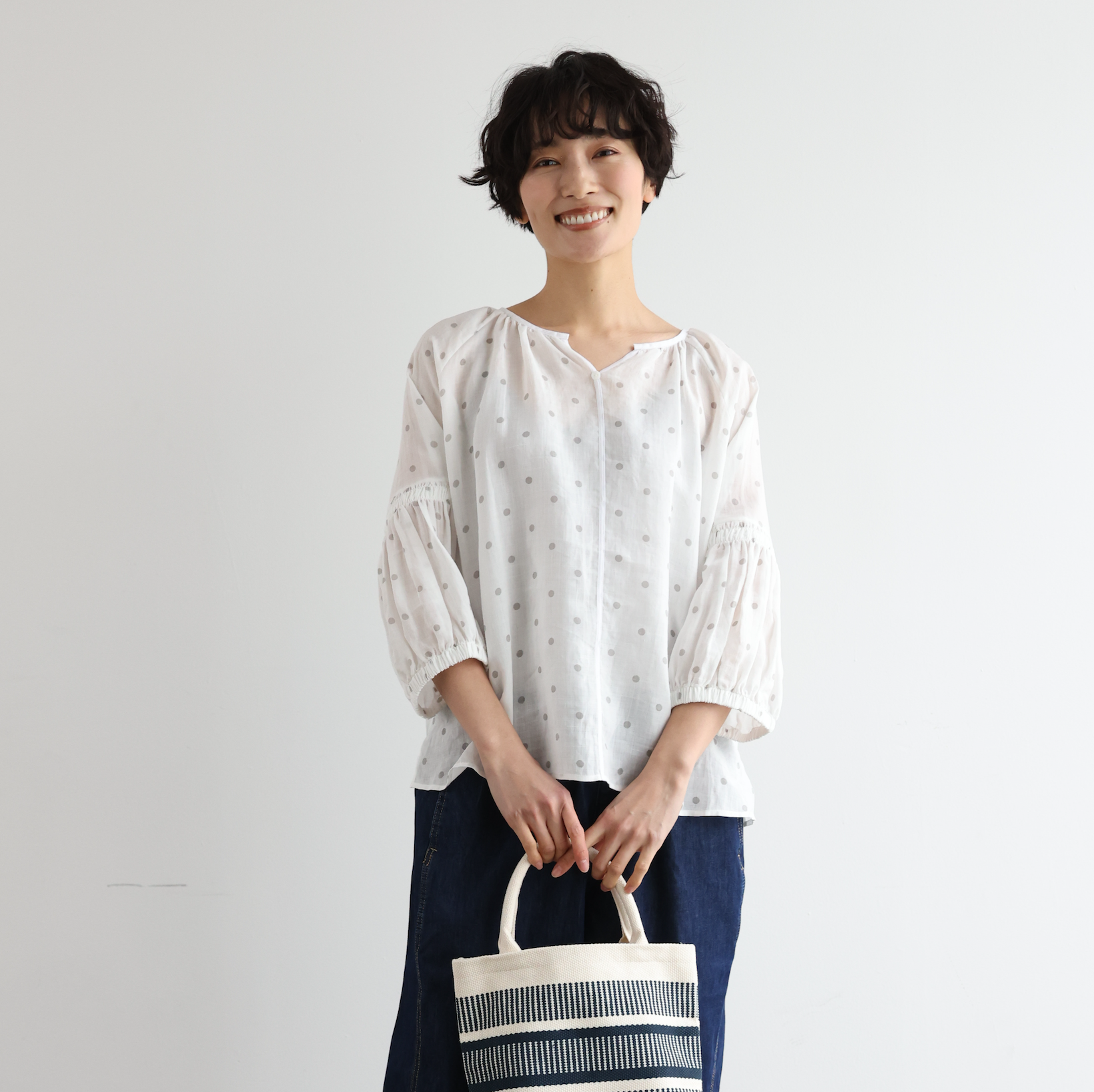 上品な抜け感と大人かわいいシルエット オリジナルドットプリントの麻ブラウス   250404-1
