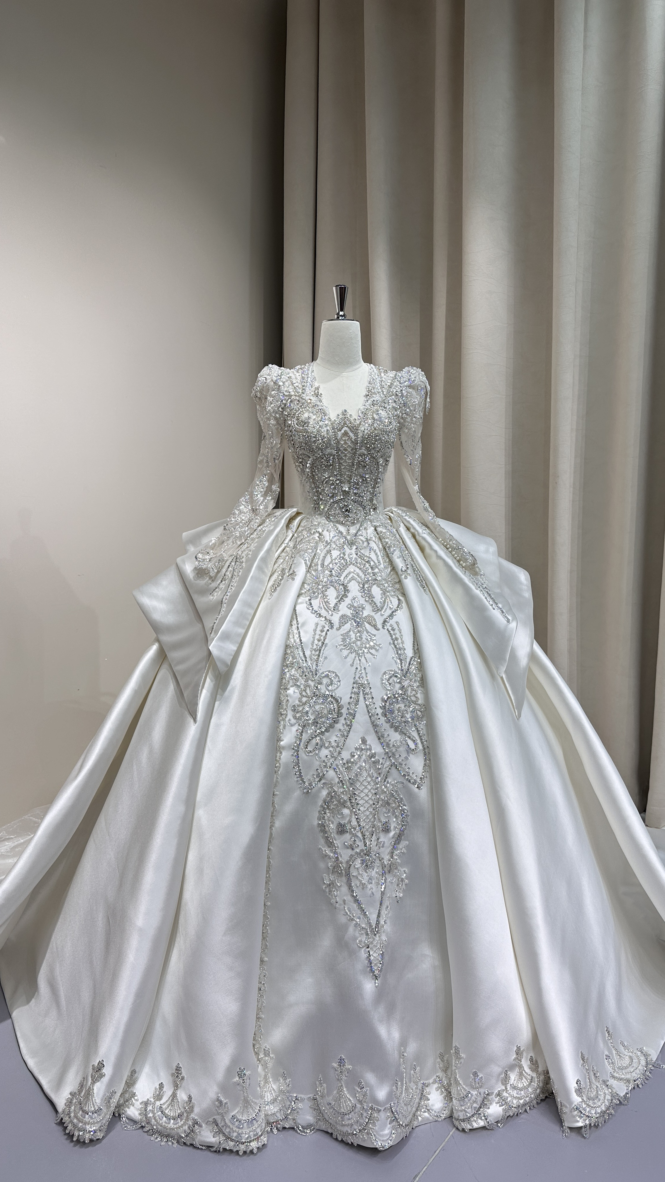 高級感溢れる！深めｖネック　秋婚　長袖　華やかトレーン　贅沢な花レース　サテン　前撮り二次会披露宴お呼ばれ　サイズオーダ