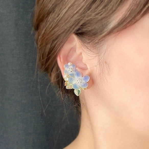 温度で色が変わるネモフィラのイヤーカフ ٭❀* 華やかな大人綺麗な